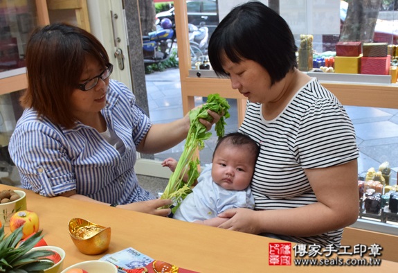 邱寶寶(台中北區嬰兒寶寶滿月剃頭理髮、免費嬰兒剃胎毛儀式吉祥話)。中國風會場，爸媽寶貝免費穿「日中韓」古裝禮服。專業拍照、DVD光碟、證書。★購買「臍帶章、肚臍章、胎毛筆刷印章」贈送：剃頭、收涎、抓周，三選一。 2015.10.30 照片10